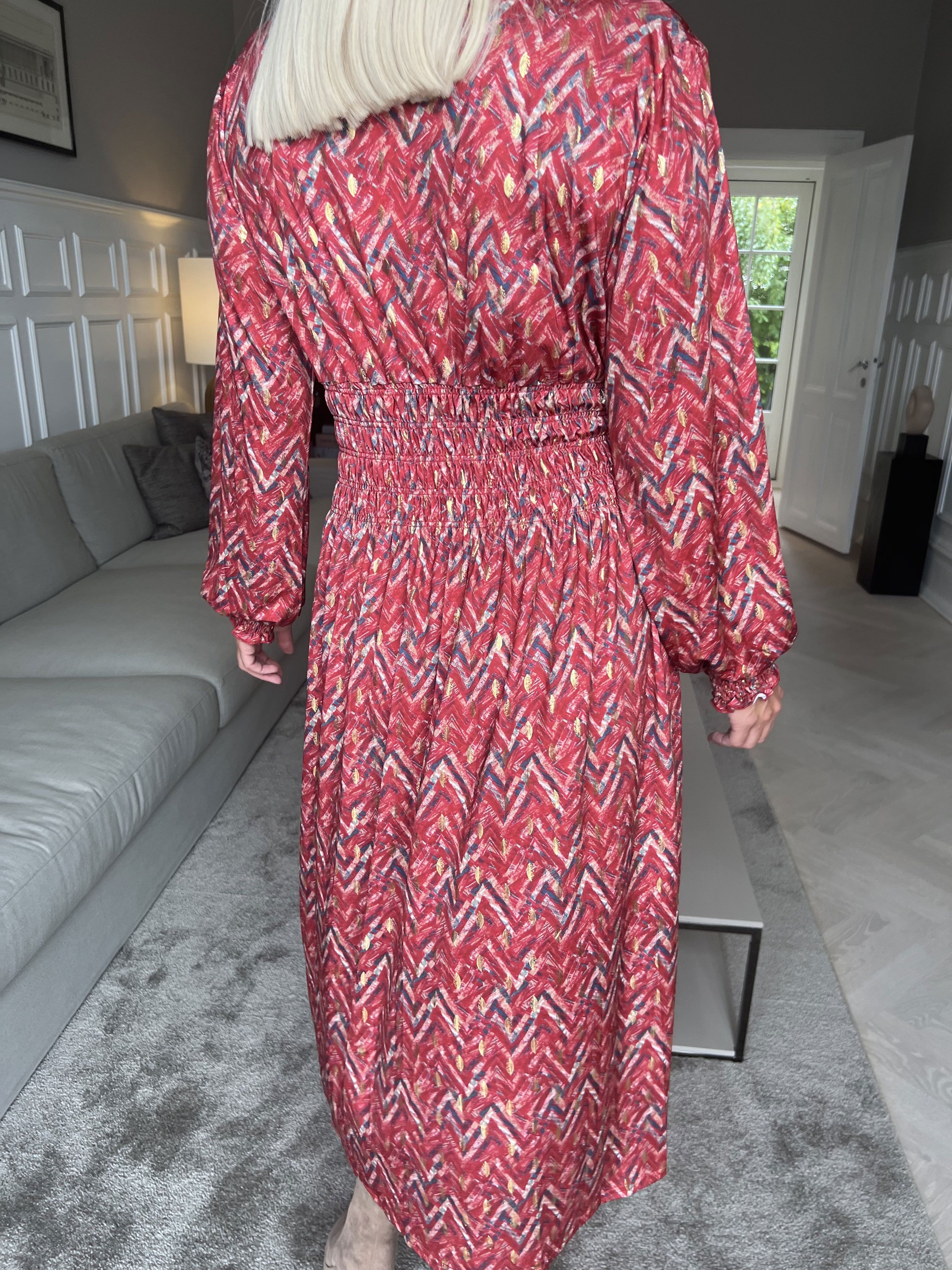 Pams ZigZag Midi L/S - Elastisk kjole i krølfrit stof med lange ærmer